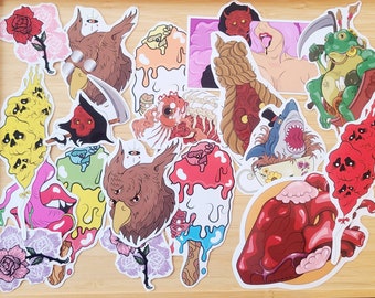 Puede incluir: Una colección de 20 pegatinas coloridas con varios diseños gráficos. Las pegatinas incluyen un corazón rojo, una rana verde, una calavera roja, un tiburón azul, un diablo rojo, una flor rosa, una calavera amarilla, un cono de helado rojo y blanco, un búho marrón y un corazón rojo y blanco.
