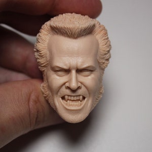 Puede incluir: Una escultura de cabeza de resina detallada, pintada a mano, sin pintar, que representa a un hombre con una expresión de gruñido y dientes afilados. La escultura está diseñada para ser utilizada con figuras de acción.