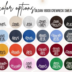 Pu&ograve; includere: Una tabella colori per una felpa girocollo Gildan 18000, con una variet&agrave; di opzioni di colore. La tabella include colori come bianco, sabbia, cenere, grigio sport, cioccolato fondente, nero, azzurro, blu navy, blu reale, blu indaco, blu carolina, grigio antracite scuro, oro, arancione, rosso, rosso ciliegia, rosso ciliegia antico, granato, rosso cardinale, eliconia, rosa chiaro, viola, verde irlandese e verde foresta.
