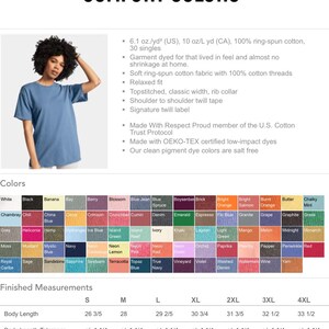 Pu&ograve; includere: Una donna modella una t-shirt blu Comfort Colors. L'immagine mostra una tabella colori con varie tonalit&agrave; e misure finite per diverse taglie, tra cui lunghezza del corpo e larghezza del petto in cm.