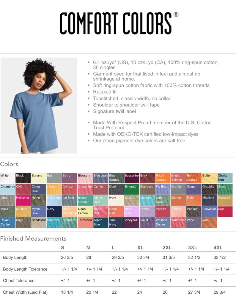 Pu&ograve; includere: Una donna modella una t-shirt blu Comfort Colors. L'immagine mostra una tabella colori con varie tonalit&agrave; e misure finite per diverse taglie, tra cui lunghezza del corpo e larghezza del petto in cm.