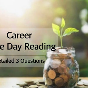 Puede incluir: Un frasco de vidrio transparente lleno de monedas metálicas variadas, con una pequeña planta verde brotando de la parte superior. El texto superpuesto dice: Career, Same Day Reading, Detailed 3 Questions. El frasco descansa sobre una superficie.