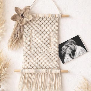 Marco de fotos de macramé, adorno de pared estilo bohemio, decoración natural para el hogar, regalo romántico para parejas, adorno de pared hecho a mano imagen 2