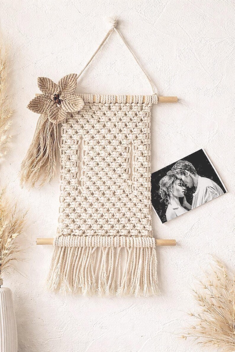 Marco de fotos de macramé, adorno de pared estilo bohemio, decoración natural para el hogar, regalo romántico para parejas, adorno de pared hecho a mano imagen 2