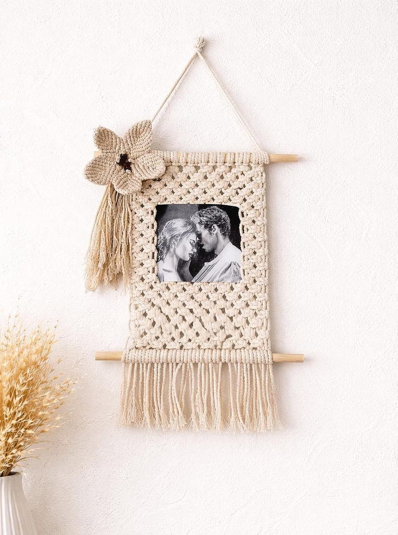 Marco de fotos de macramé, adorno de pared estilo bohemio, decoración natural para el hogar, regalo romántico para parejas, adorno de pared hecho a mano imagen 1