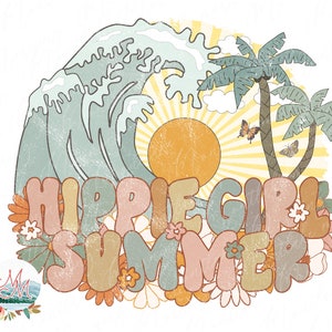 Op de afbeelding: Een retro-illustratie van een golf, zon, palmbomen en bloemen met de tekst "Hippie Girl Summer" in kleurrijke, bellenachtige letters.