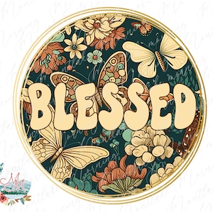 Könnte beinhalten: Eine runde Grafik mit goldenem Rahmen, dunkelgrünem Hintergrund und einem floralen Muster mit Schmetterlingen und Blumen. Das Wort "BLESSED" ist in großen, gelben, blasenförmigen Buchstaben geschrieben.