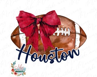 Puede incluir: Un balón de fútbol marrón y blanco con un lazo rojo en la parte superior. La palabra "Houston" está escrita en azul debajo del balón.