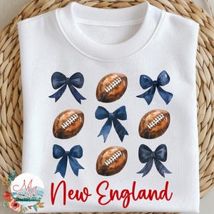 New England Football PNG | Arquivo de Design Digital Coquette New England Football | Sublimação de Time Esportivo da Nova Inglaterra | Clipart de Laços de Bolas de Futebol