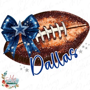 Pu&ograve; includere: Un pallone da football marrone e bianco con un fiocco blu e una stella blu in cima. La parola "Dallas" &egrave; scritta in blu sotto il pallone.