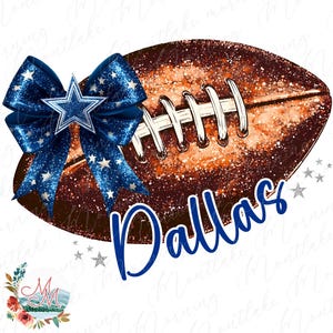 Pu&ograve; includere: Un pallone da football marrone e bianco con un fiocco blu e una stella blu in cima. La parola "Dallas" &egrave; scritta in blu sotto il pallone.