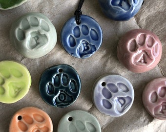 Collana iniziale con ciondolo zampa in ceramica / Fatto a mano con lettera e colore personalizzati Rotondo con impronta zampa / Amanti di cani e gatti / Regolabile