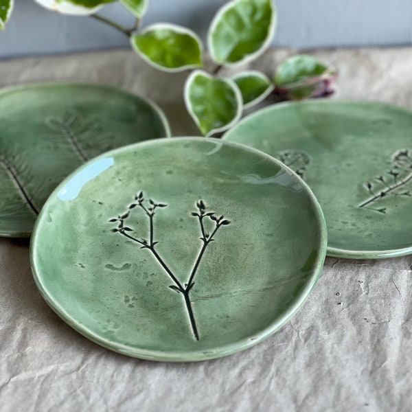 Assiettes botaniques en céramique avec impression végétale | Vert avec feuille ou fleur | Plat apéritif en poterie fait main