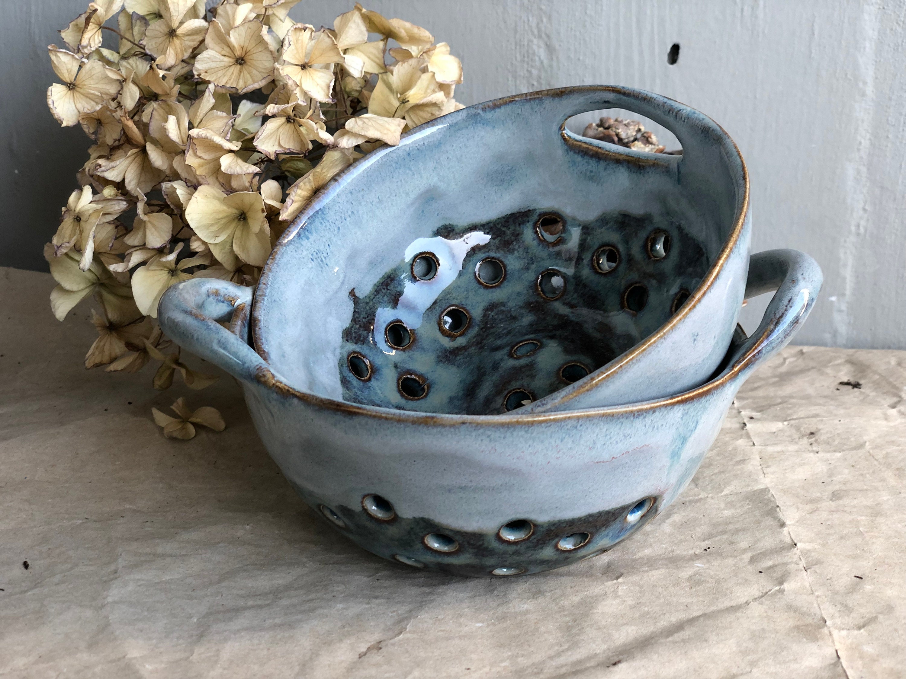 bol en céramique berry blue, passoire poterie, petite passoire