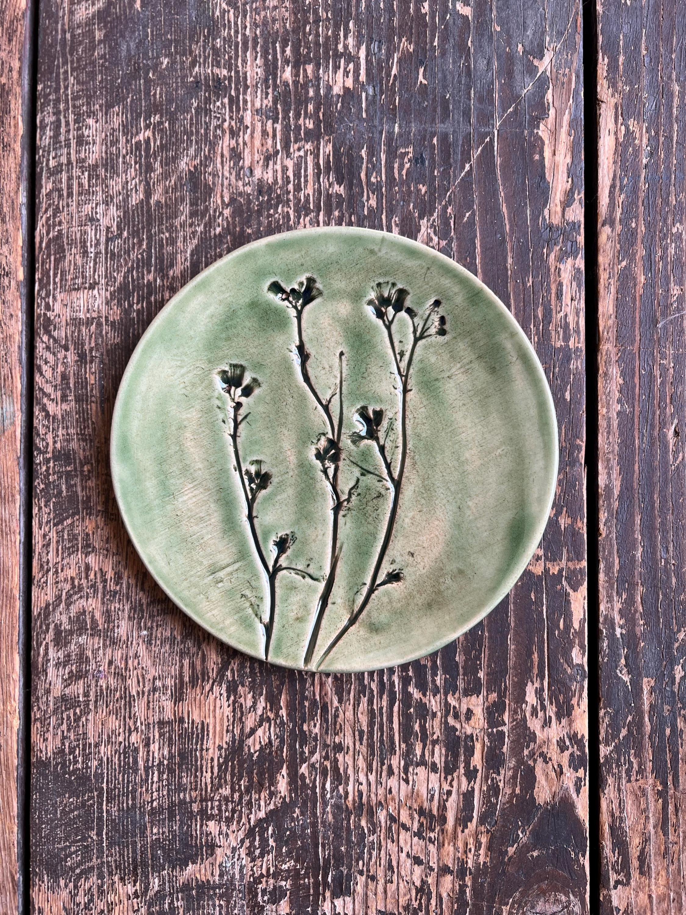 植物のプリントが施された陶器のボタニカルプレート | 葉や花が