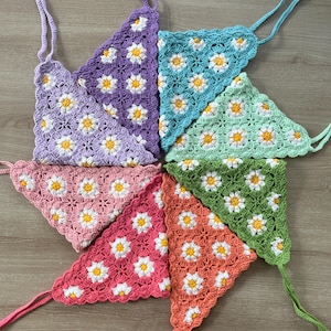 daisy hair bandana, crochet daisy hair scarf, cottage core bandana, hair kerchief, daisy headband, bridesmaids gift bff gift