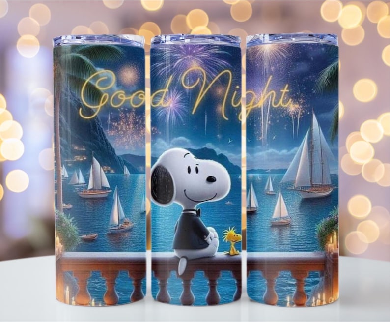 Puede incluir: Un vaso de acero inoxidable con una escena nocturna con Snoopy y Woodstock. El dise&ntilde;o incluye veleros, fuegos artificiales y las palabras "Good Night" en escritura dorada. El vaso es cil&iacute;ndrico y tiene tapa.