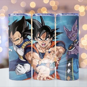 Puede incluir: Tres vasos de acero inoxidable con personajes de la serie de anime Dragon Ball Z. Los vasos muestran a Goku, Vegeta y Beerus sobre un fondo azul. Los personajes est&aacute;n en poses de acci&oacute;n, con colores vibrantes y obras de arte detalladas.