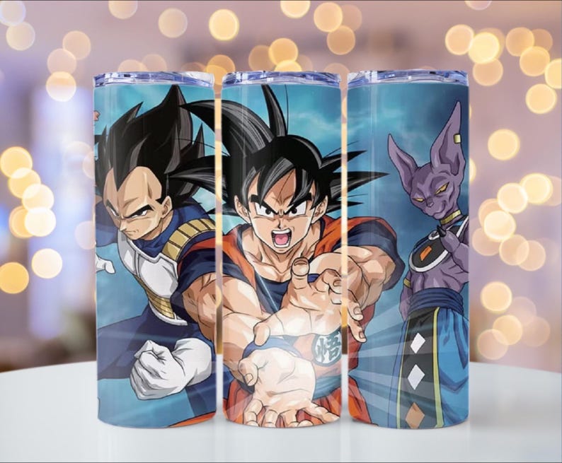 Puede incluir: Tres vasos de acero inoxidable con personajes de la serie de anime Dragon Ball Z. Los vasos muestran a Goku, Vegeta y Beerus sobre un fondo azul. Los personajes est&aacute;n en poses de acci&oacute;n, con colores vibrantes y obras de arte detalladas.