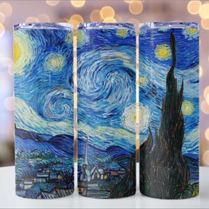 Puede incluir: Tres vasos de acero inoxidable con una impresi&oacute;n de "La noche estrellada" de Van Gogh. El dise&ntilde;o muestra pinceladas azules y amarillas arremolinadas, un pueblo y un cipr&eacute;s oscuro. Los vasos son cil&iacute;ndricos y parecen aislados.