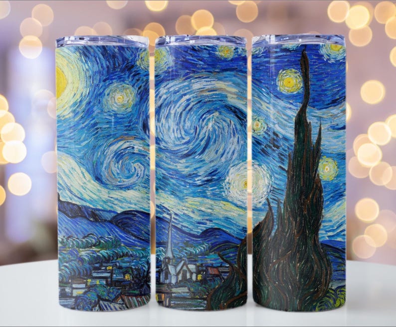Puede incluir: Tres vasos de acero inoxidable con una impresi&oacute;n de "La noche estrellada" de Van Gogh. El dise&ntilde;o muestra pinceladas azules y amarillas arremolinadas, un pueblo y un cipr&eacute;s oscuro. Los vasos son cil&iacute;ndricos y parecen aislados.