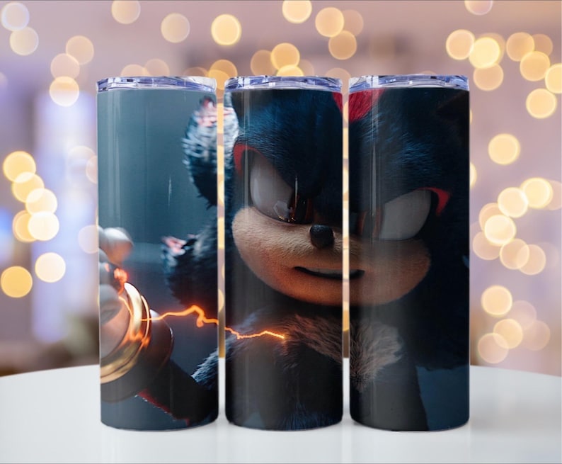Puede incluir: Juego de tres vasos de acero inoxidable con la imagen de Shadow the Hedgehog. El dise&ntilde;o presenta al personaje en azul oscuro y negro con detalles en rojo y un efecto de rel&aacute;mpago. Los vasos tienen tapas transparentes.