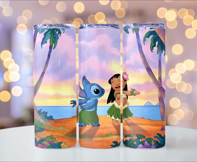 Puede incluir: Tres vasos de acero inoxidable con una escena de playa tropical con personajes de dibujos animados. El dise&ntilde;o incluye una criatura azul extraterrestre y una ni&ntilde;a con falda de hierba, sobre un fondo de puesta de sol con palmeras. Los vasos son cil&iacute;ndricos y tienen una tapa transparente.
