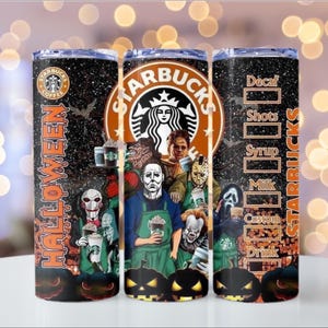 Puede incluir: Un vaso negro con purpurina con tem&aacute;tica de Halloween. El vaso presenta el logotipo de Starbucks e im&aacute;genes de personajes de pel&iacute;culas de terror. La palabra "Halloween" est&aacute; impresa verticalmente en naranja. El vaso tambi&eacute;n tiene una tabla de personalizaci&oacute;n de bebidas.