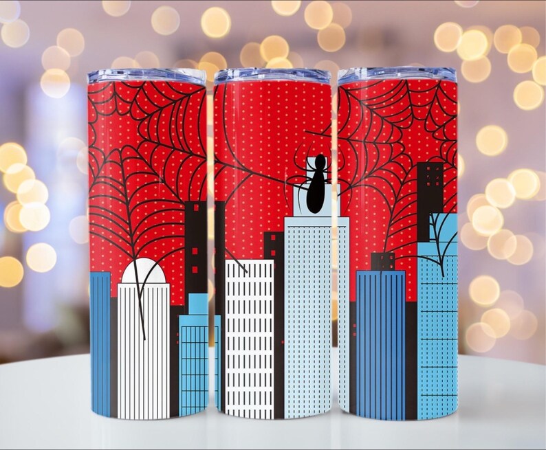 Puede incluir: Tres vasos de acero inoxidable con fondo rojo punteado. Cada vaso presenta un dise&ntilde;o de telara&ntilde;a negra y una silueta de paisaje urbano. Uno presenta una ara&ntilde;a negra. Dise&ntilde;ados para bebidas fr&iacute;as.