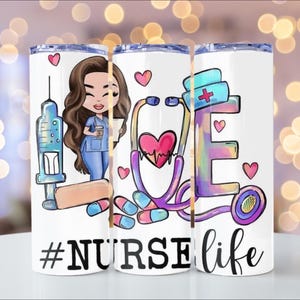 Puede incluir: Vaso blanco con un dise&ntilde;o colorido que presenta una enfermera de dibujos animados, una jeringa, pastillas, un estetoscopio y corazones. El texto "I love nurse life" se muestra en el vaso.