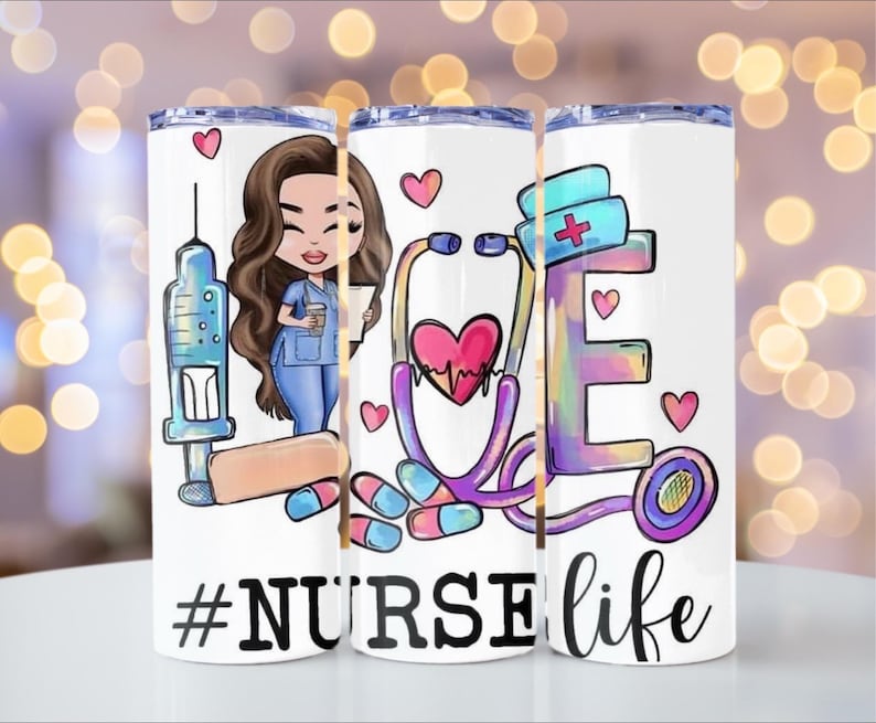Puede incluir: Vaso blanco con un dise&ntilde;o colorido que presenta una enfermera de dibujos animados, una jeringa, pastillas, un estetoscopio y corazones. El texto "I love nurse life" se muestra en el vaso.