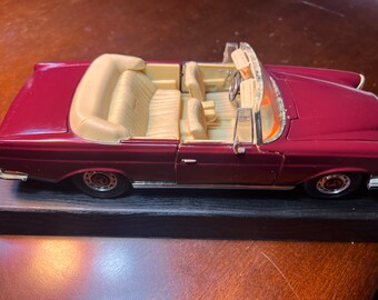 Maisto 1/18 Scale Model Car 31811 - 1966 Mercedes Benz 280SE - Red
