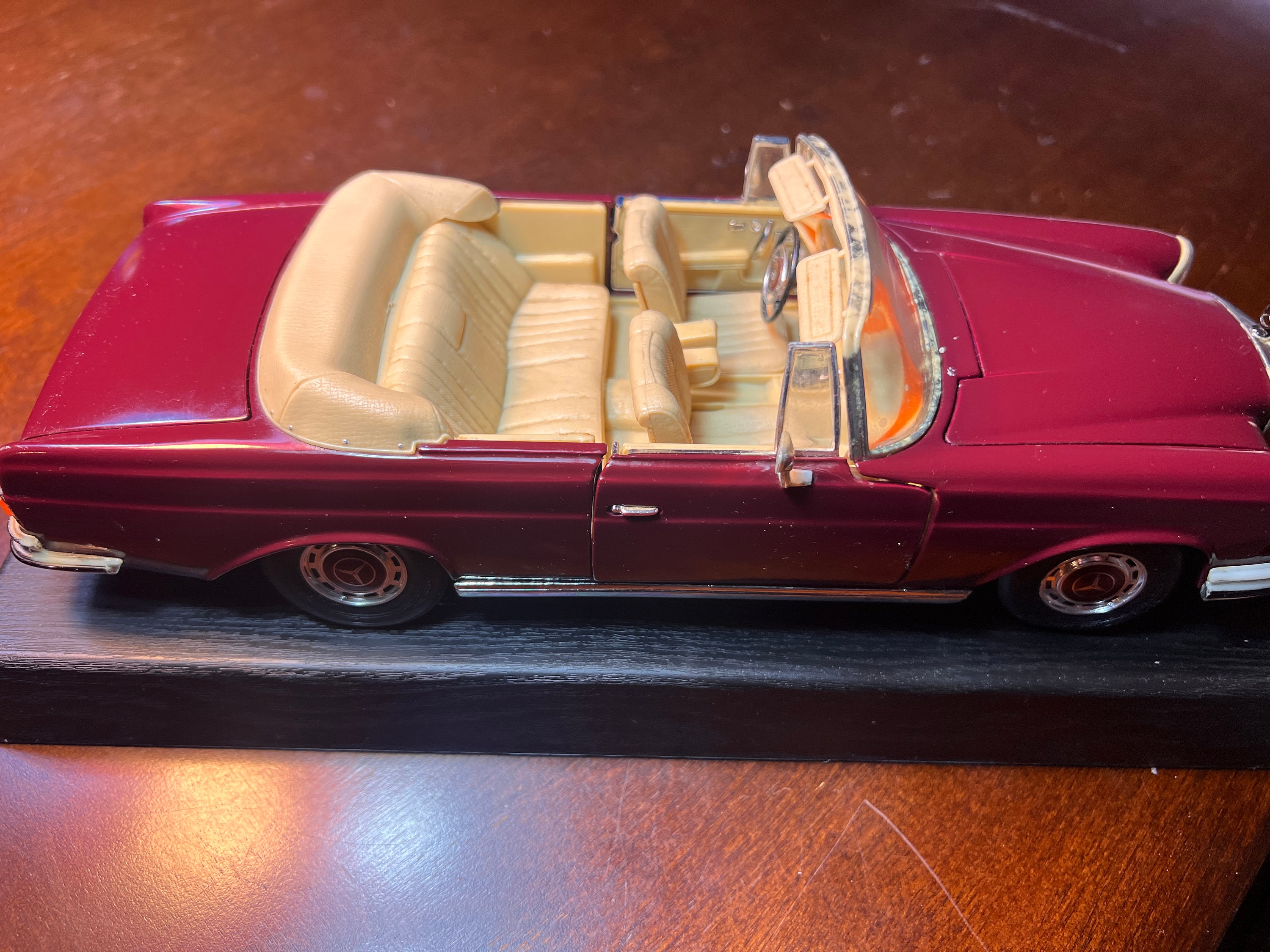 Maisto 1/18 Scale Model Car 31811 - 1966 Mercedes Benz 280SE - Red