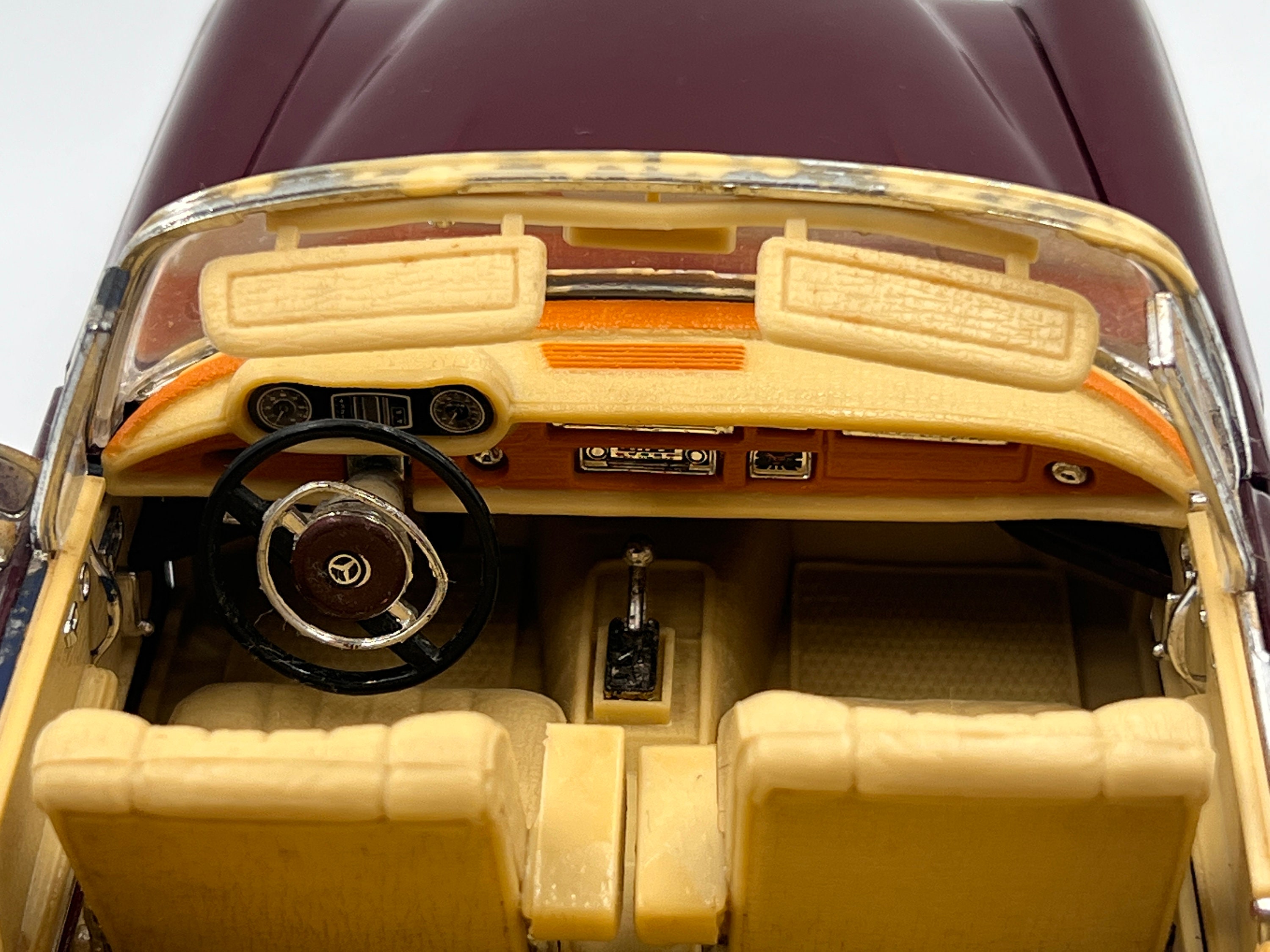 Maisto 1/18 Scale Model Car 31811 - 1966 Mercedes Benz 280SE - Red