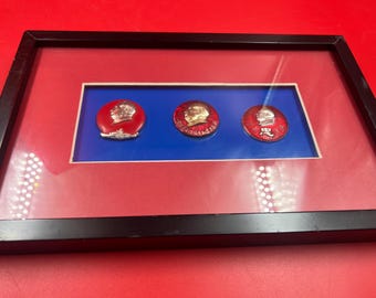 Conjunto enmarcado de 3 insignias/pins de propaganda de la Revolución Cultural China de época (años 60) – Recuerdos maoístas del presidente Mao