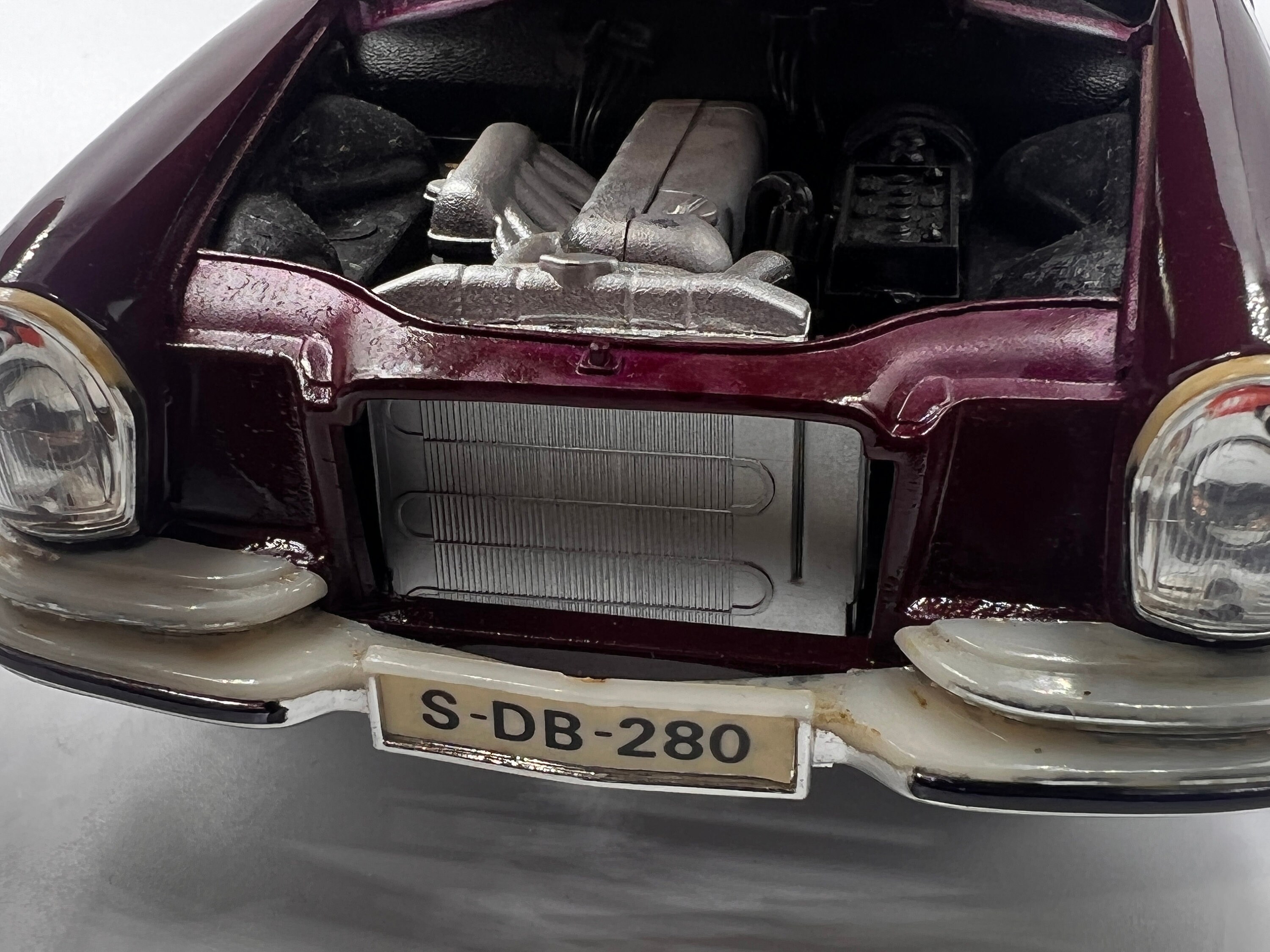 Maisto 1/18 Scale Model Car 31811 - 1966 Mercedes Benz 280SE - Red