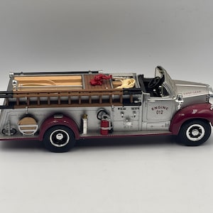 1:34 Scale First Gear Mack 1960 B-Model Pumper Fire Truck Engine #012 19-0017
