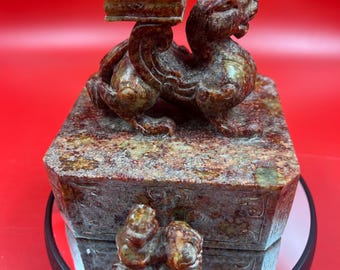 Juego de caja y sello Bixie tallados en piedra dura: pieza decorativa única.