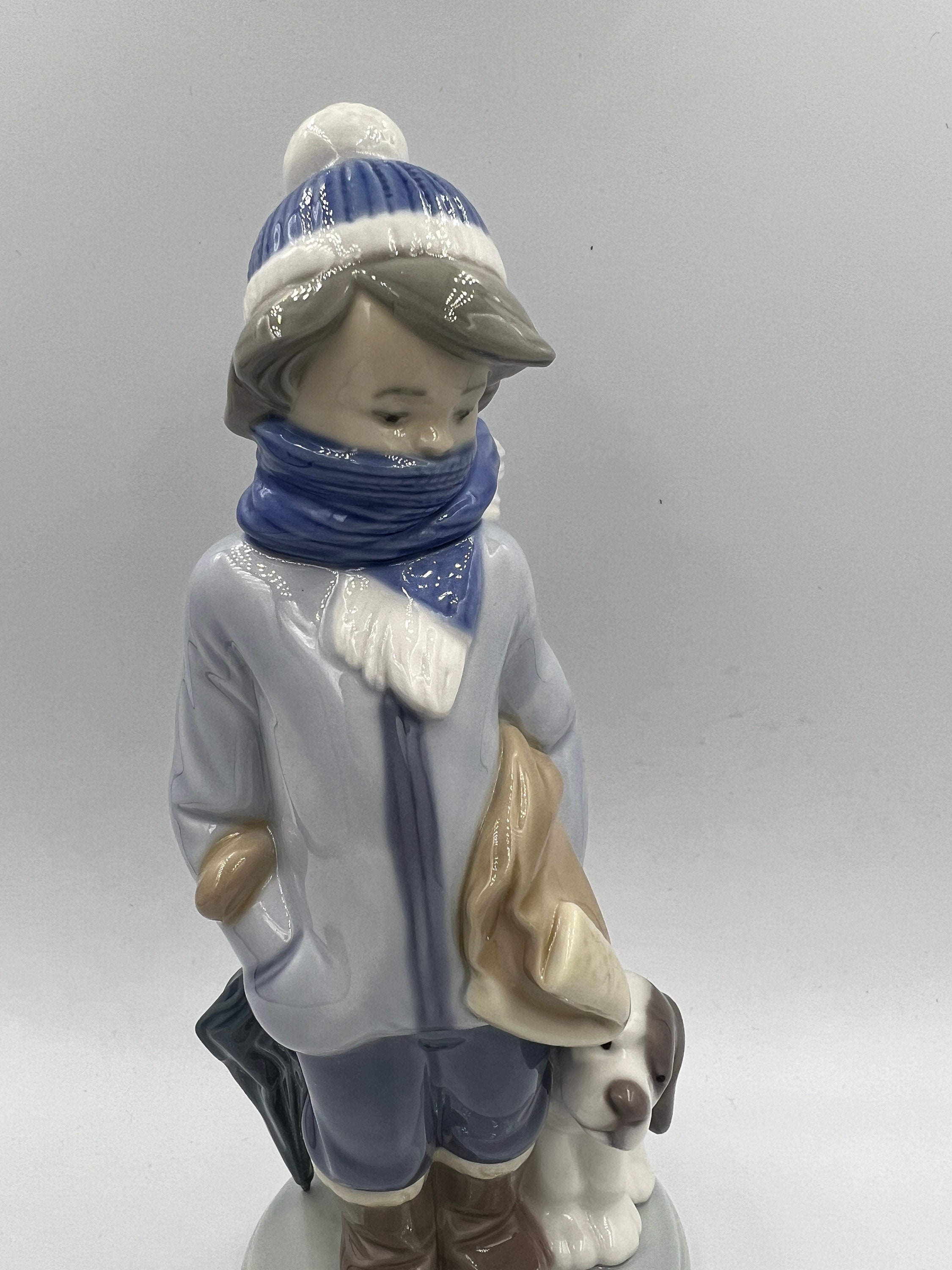 Lladro Figurine 5220 - Retired - Winter Boy With Scarf, Umbrella