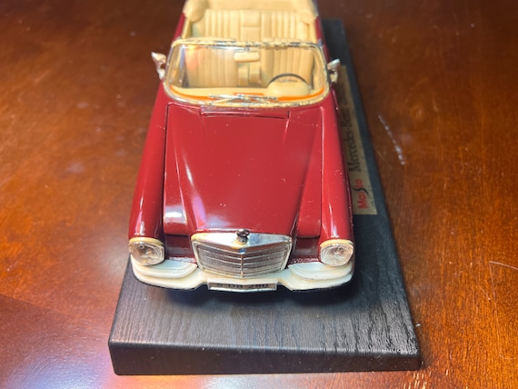 Maisto 1/18 Scale Model Car 31811 - 1966 Mercedes Benz 280SE - Red