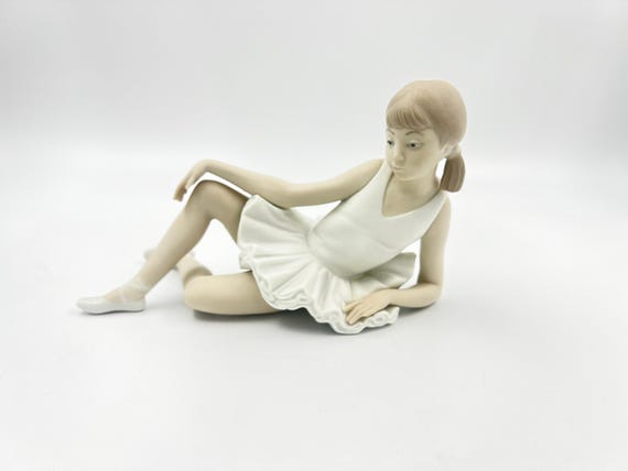 Collectible Nao by Lladro Figurine of Reclining Ballerina - No 525