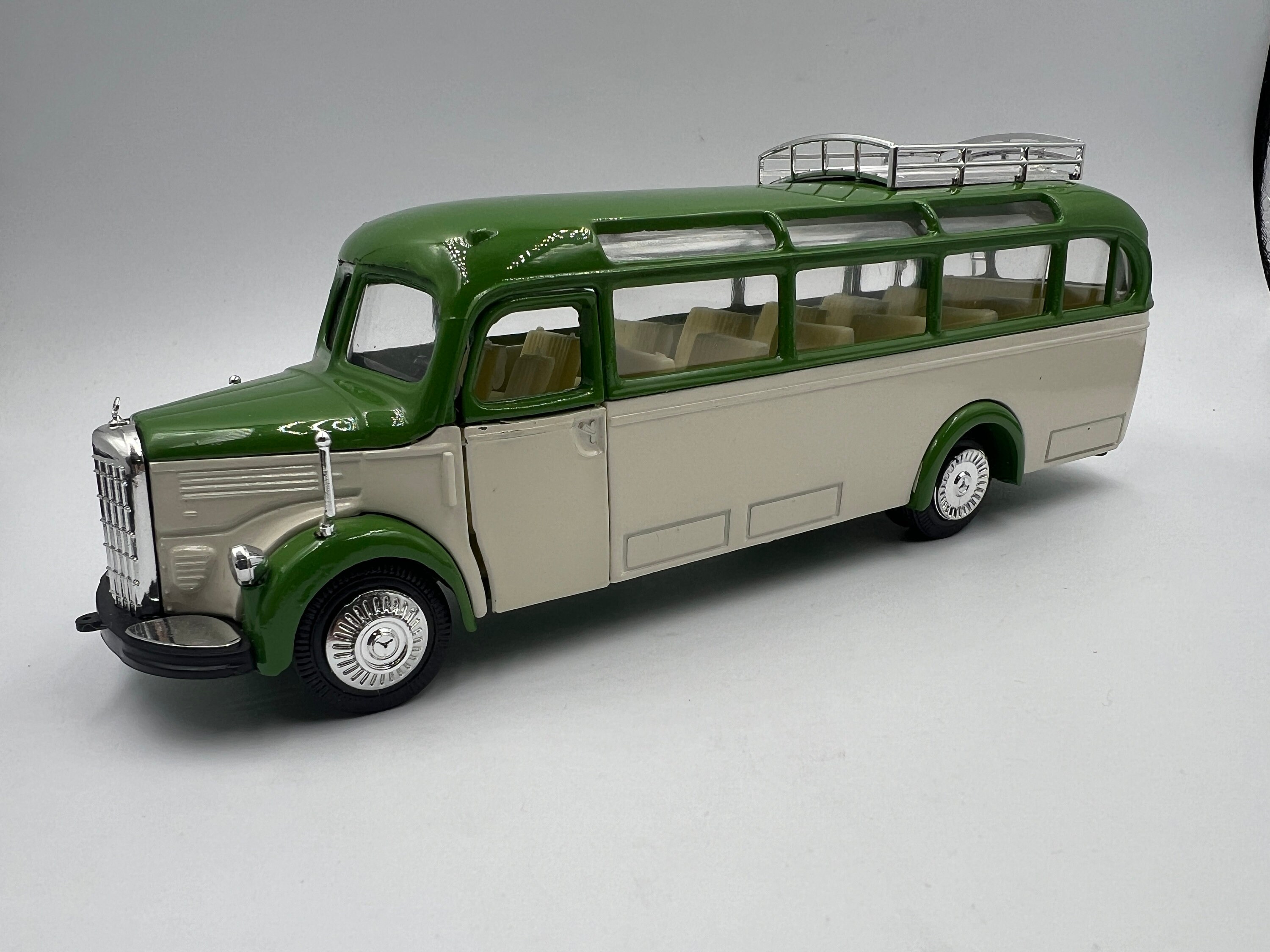 洋書 MERCEDES BENZ LASTWAGEN und OMNIBUSSE mercedes-benz-lastwagen-und-