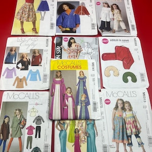 Peut inclure: Plusieurs enveloppes de patrons de couture McCall's, présentant divers modèles de vêtements. Les patrons montrent des robes, des jupes, des hauts et des costumes. Les enveloppes sont sur un fond rouge.