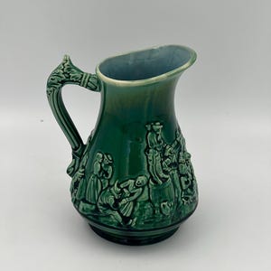 Pichet en majolique verte de Sarreguemines, France, vers 1900