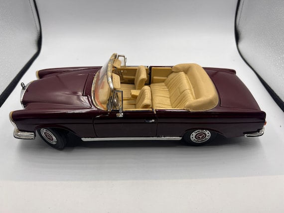 Maisto 1/18 Scale Model Car 31811 - 1966 Mercedes Benz 280SE - Red