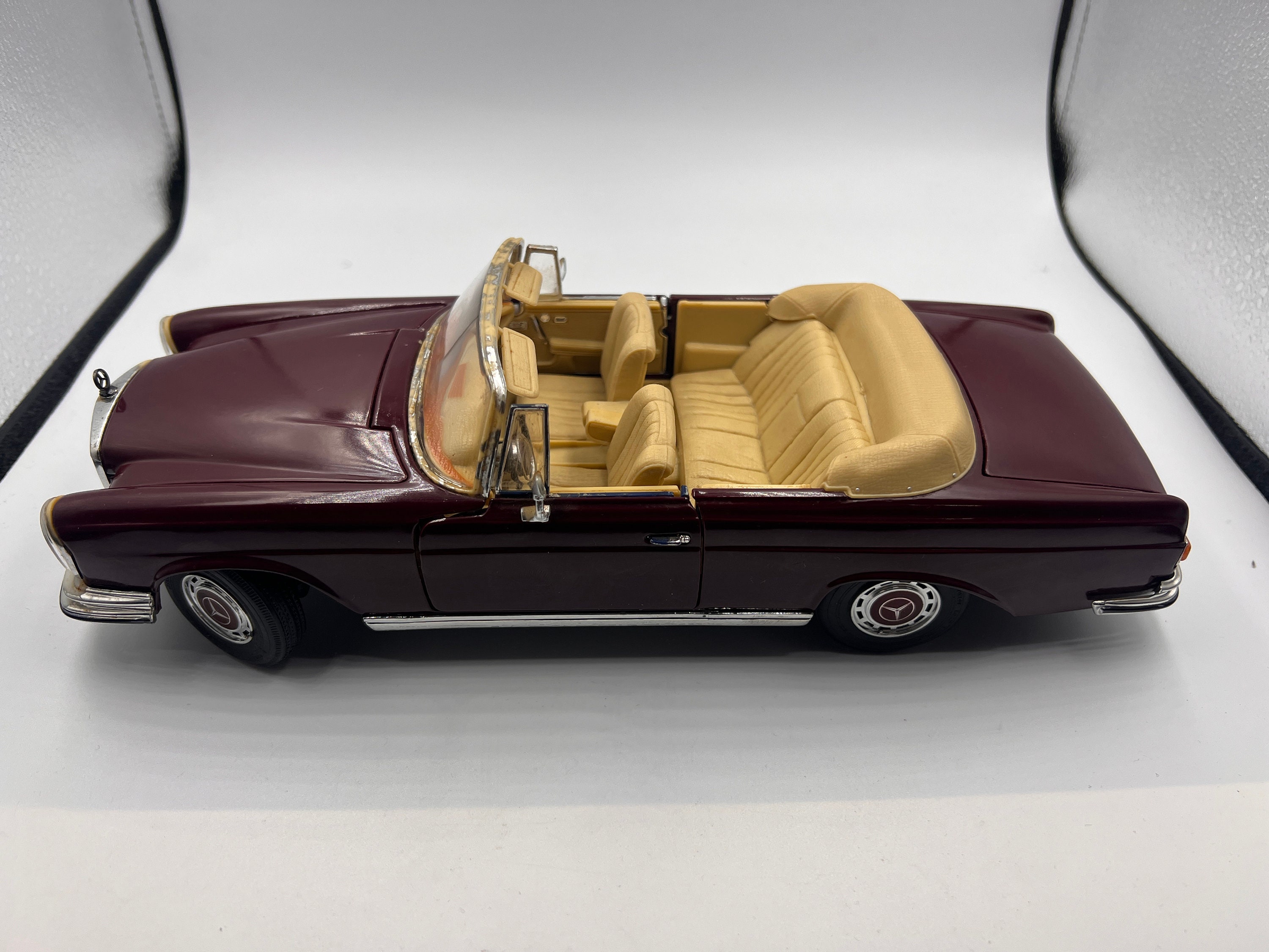 Maisto 1/18 Scale Model Car 31811 - 1966 Mercedes Benz 280SE - Red