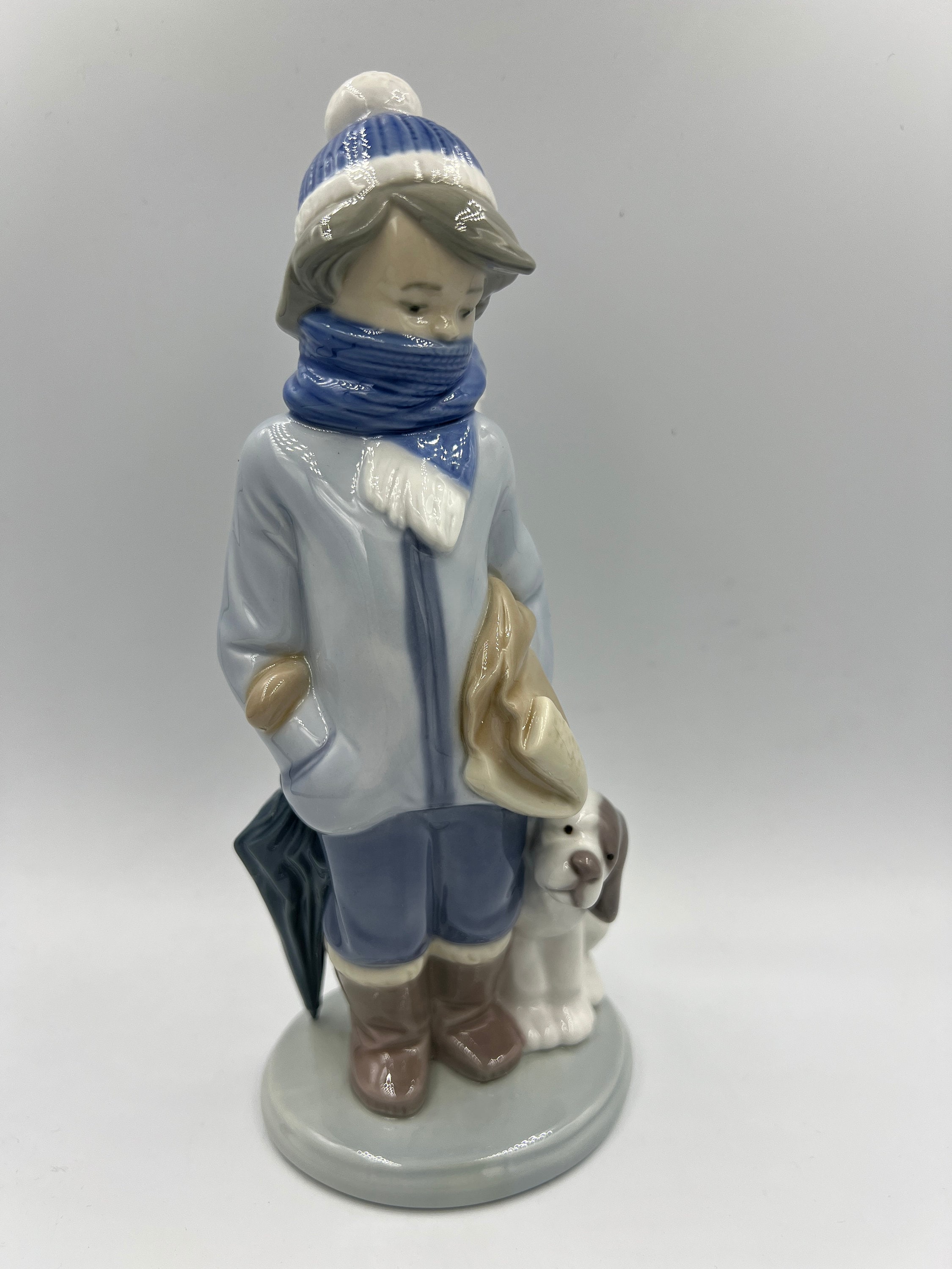 Lladro Figurine 5220 - Retired - Winter Boy With Scarf, Umbrella