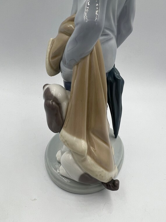Lladro Figurine 5220 - Retired - Winter Boy With Scarf, Umbrella