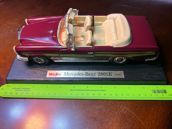 Maisto 1/18 Scale Model Car 31811 - 1966 Mercedes Benz 280SE - Red