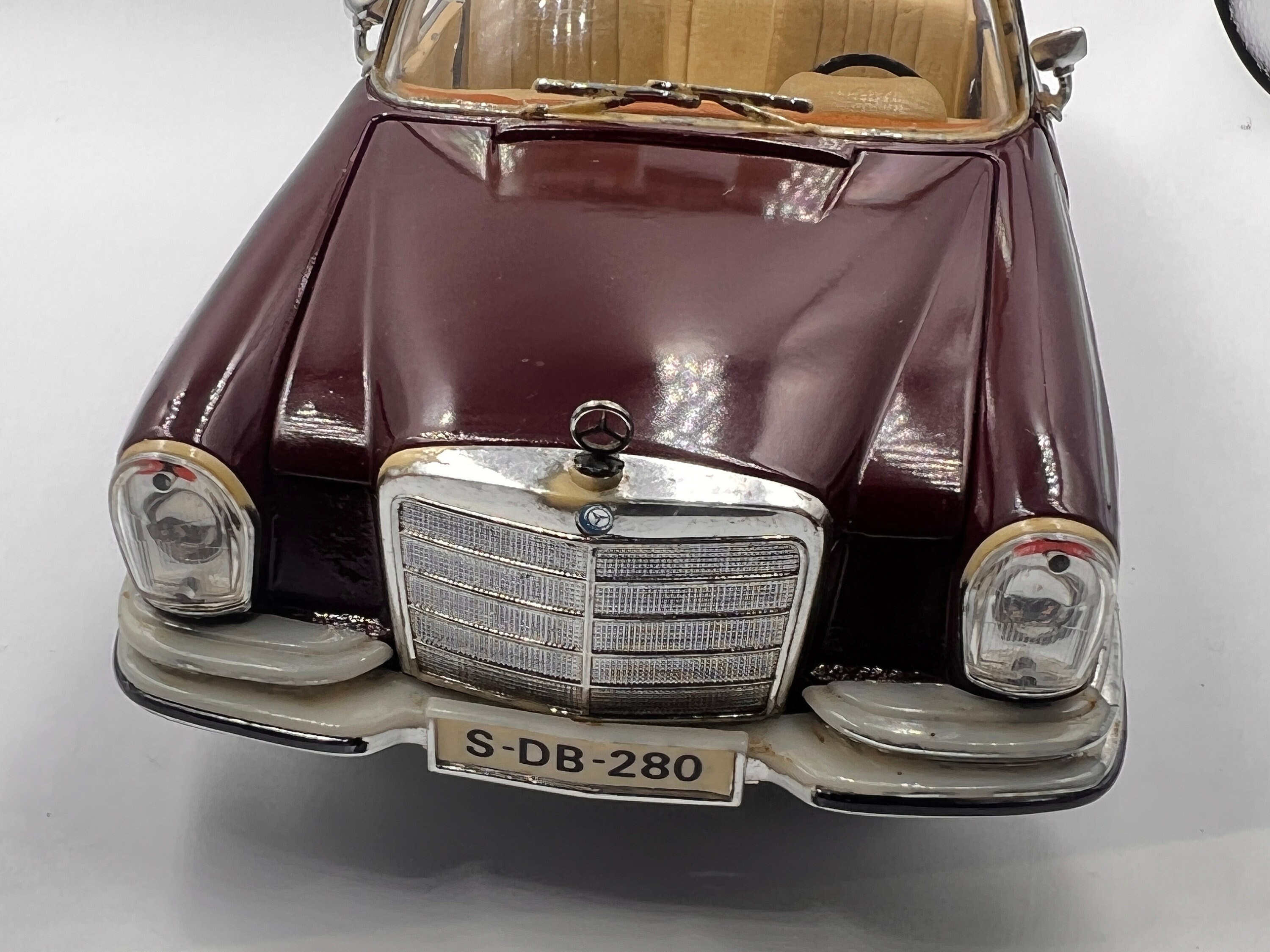 Maisto 1/18 Scale Model Car 31811 - 1966 Mercedes Benz 280SE - Red